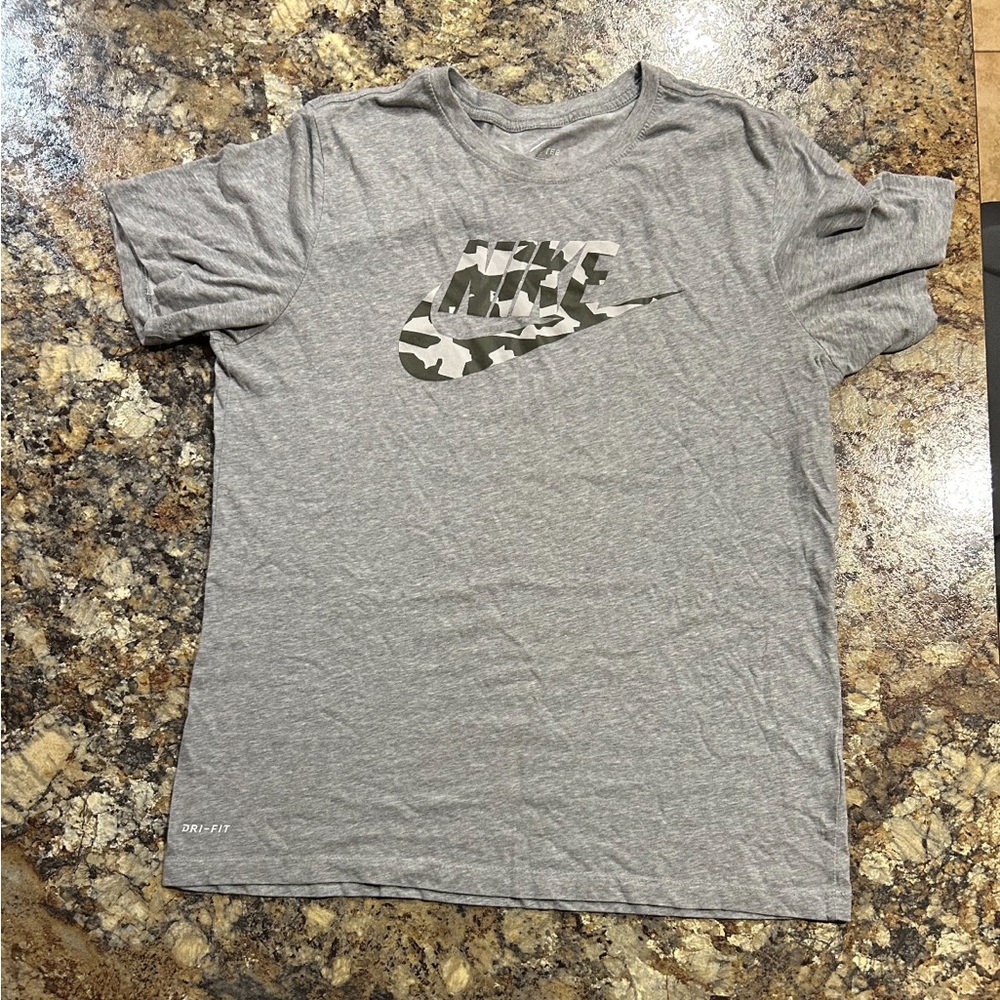 Men’s Nike tee